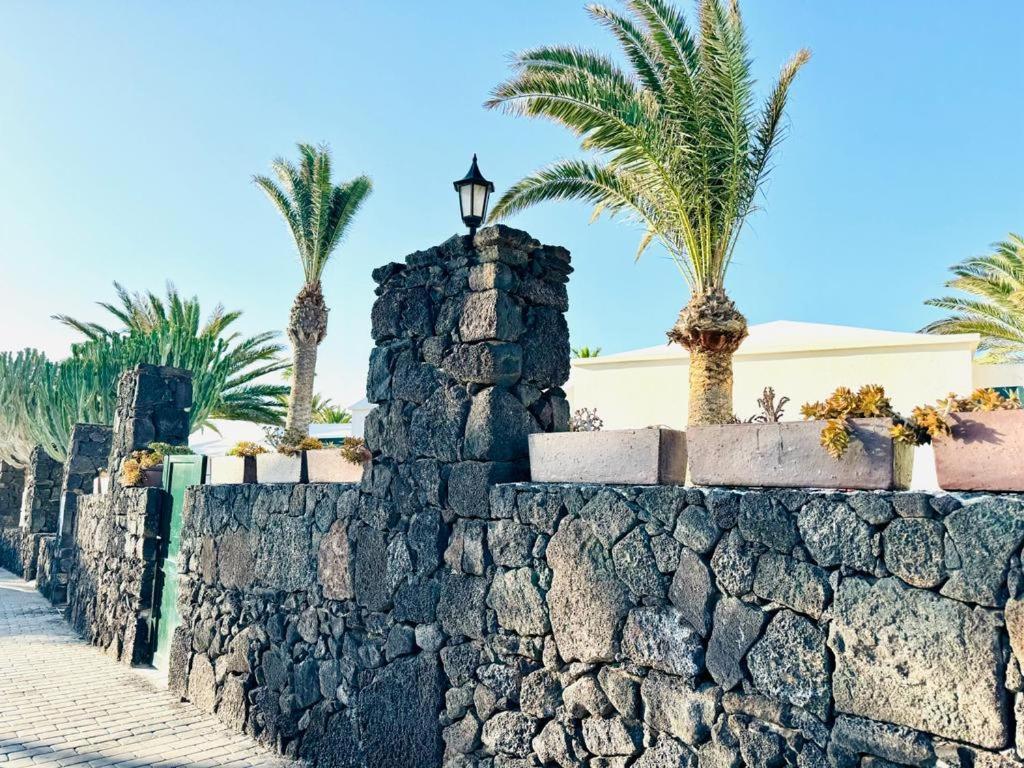 Luxury Bungalow Playa Roca Costa Teguise Bagian luar foto